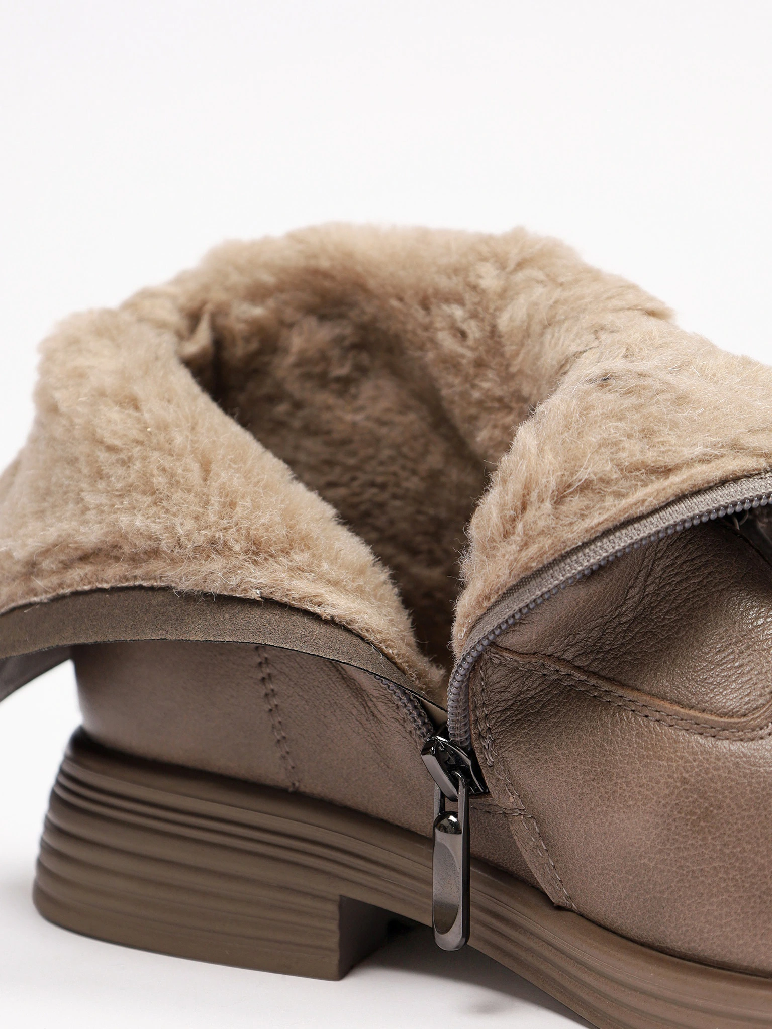 Ботинки серого цвета с декоративной молнией спереди